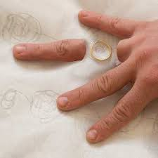 Divorce-cut finger image